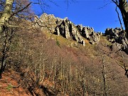 16 Vista sui contrafforti rocciosi del Venturosa